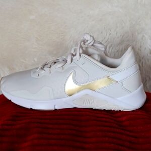 Nike Legend Essential 2